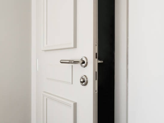 Riparazione porta interna danneggiata